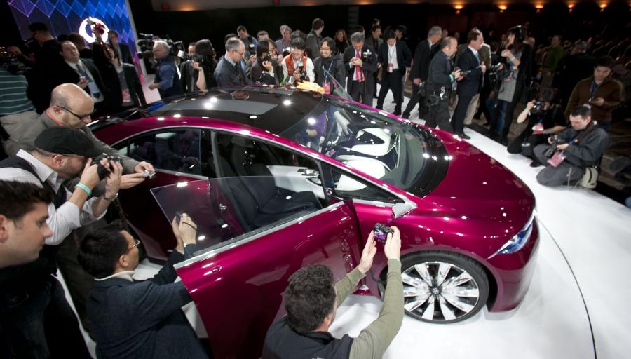  Toyota NS4 Advanced Plug-In Hybrid Concept 2012 года  (фото 23 из 29)